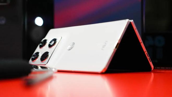 摩托罗拉首款大折叠Razr Fold亮相CES 2026