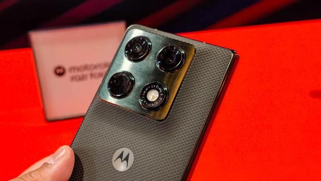 摩托罗拉首款大折叠Razr Fold亮相CES 2026