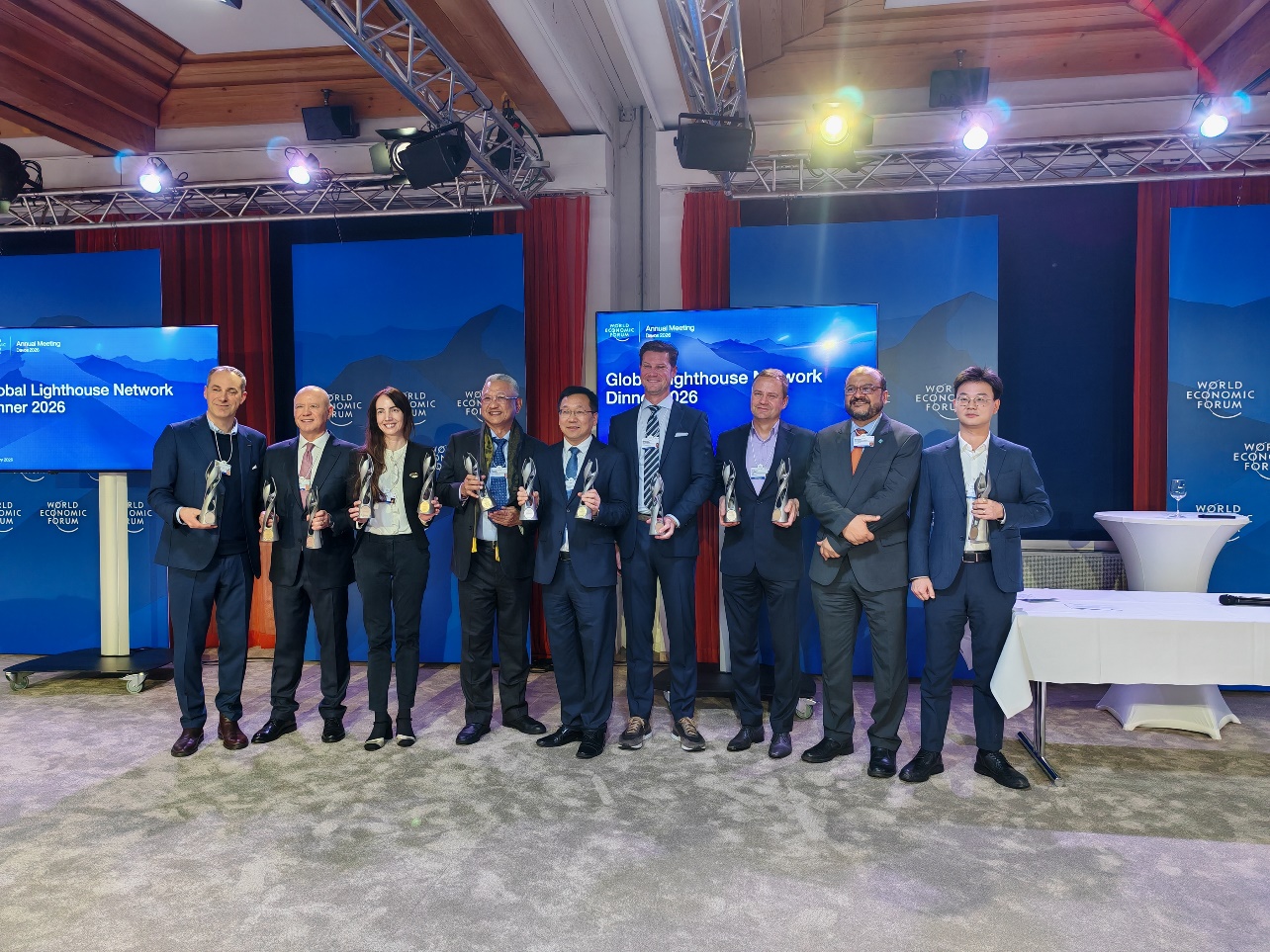 达沃斯高光时刻！海信电视斩获全球电视行业唯一“灯塔工厂”奖杯