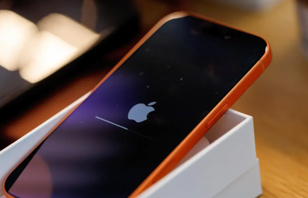 iPhone 17热卖难掩隐忧 彭博：苹果急需一场AI自我审视