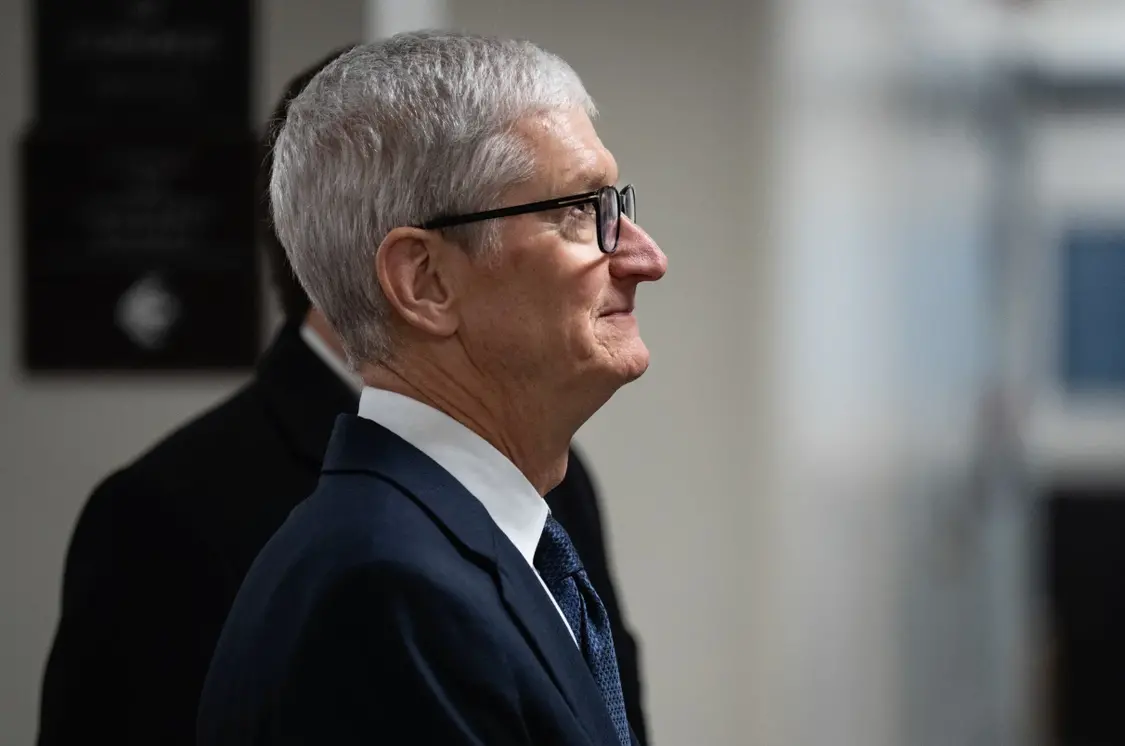 iPhone 17热卖难掩隐忧 彭博:苹果急需一场AI自我审视 iPhone 17热卖难掩隐忧 彭博:苹果急需一场AI自我审视