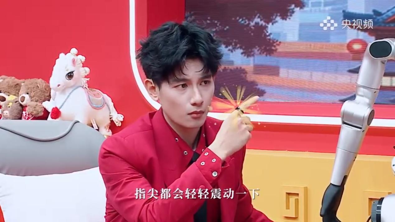 胡先煦亲测！追觅AI智能戒指成为首个亮相春晚的AI智能硬件！