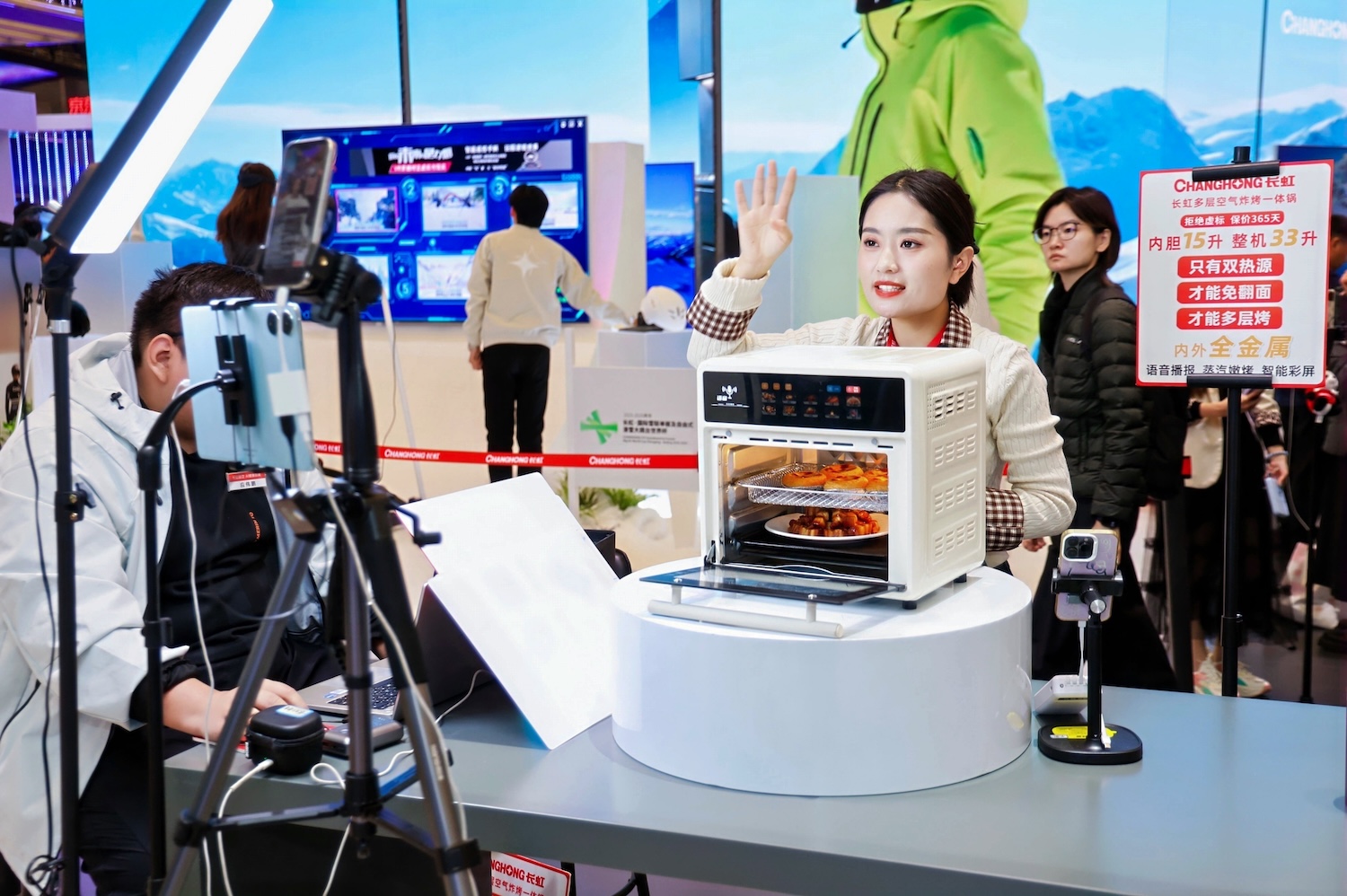 AWE逛展记:在长虹展台看见新消费、新AI+的七个变化 AWE逛展记:在长虹展台看见新消费、新AI+的七个变化