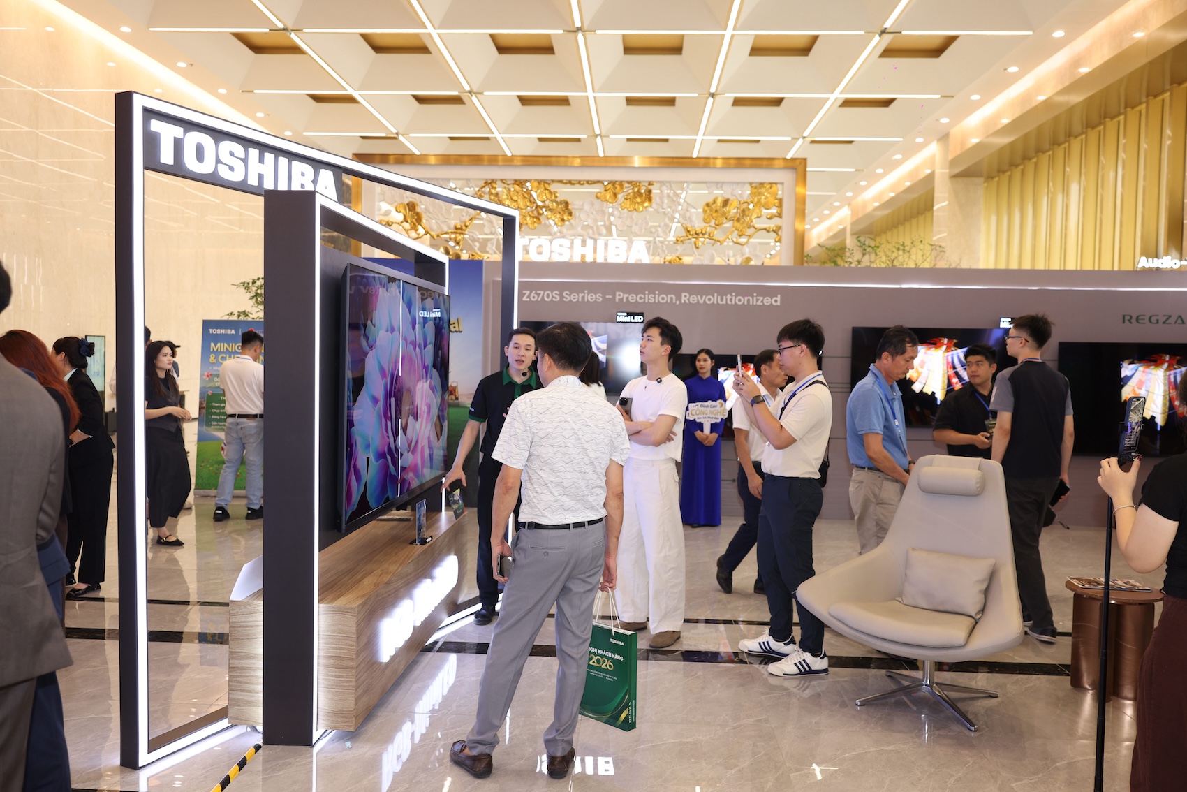 越南河内这一夜，我看到了东芝电视的老朋友和新朋友